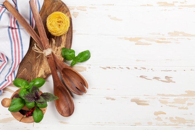 Stół z kuchennymi składnikami